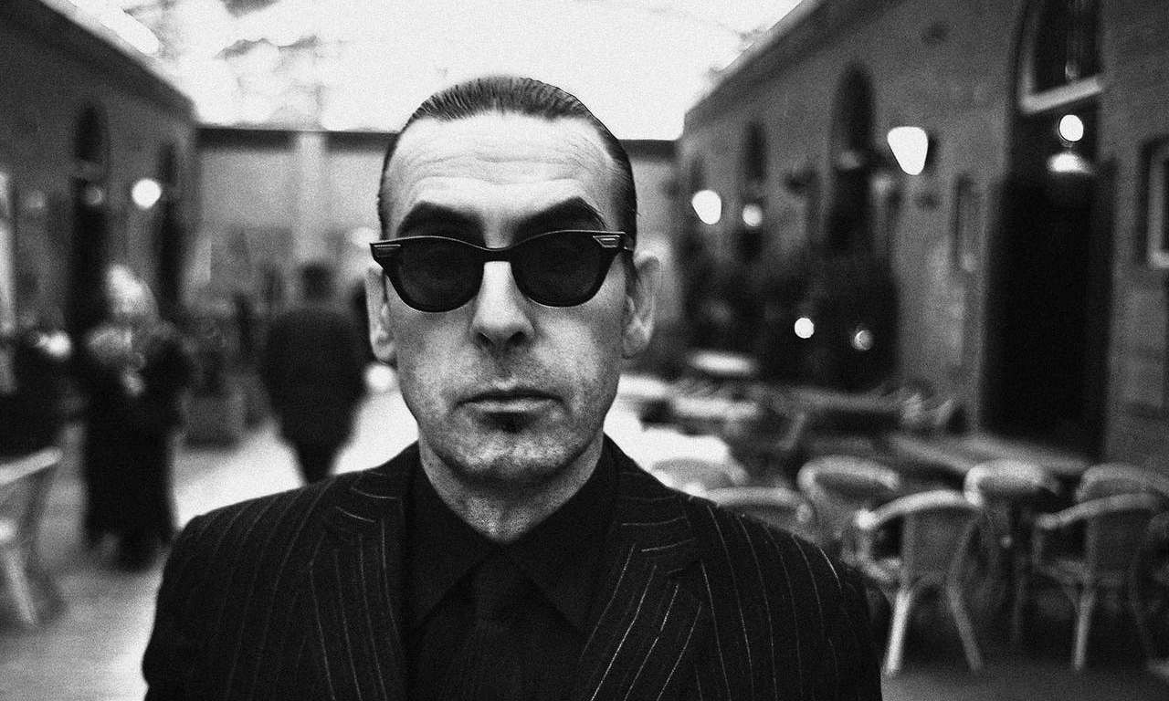 Zwart wit foto van Jules Deelder