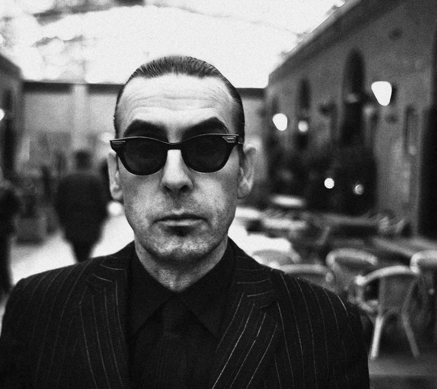 Zwart wit foto van Jules Deelder