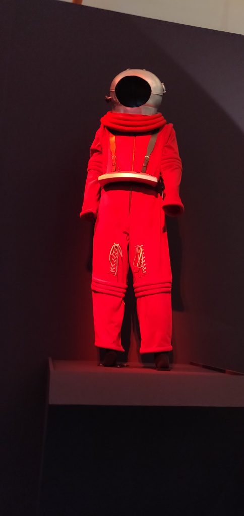 Ruimtepak, jaren 60 stijl, met toen futuristische ronde, witte ruimtehelm.