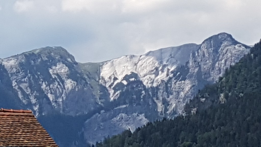 Een alp, wit van de sneeuw.