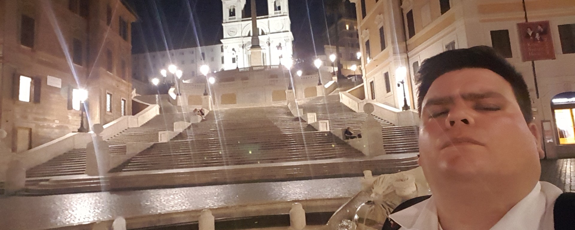 Ik voor de Spaanse Trappen in Rome, midden in de nacht, bijna uitgestorven. Prachtig, eeuwenoude trappen, geweldig verlicht, met slechts enkele zielen.