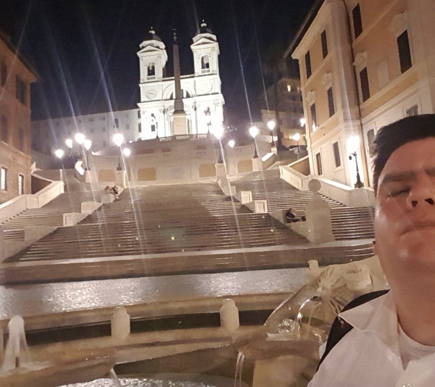 Ik voor de Spaanse Trappen in Rome, midden in de nacht, bijna uitgestorven. Prachtig, eeuwenoude trappen, geweldig verlicht, met slechts enkele zielen.