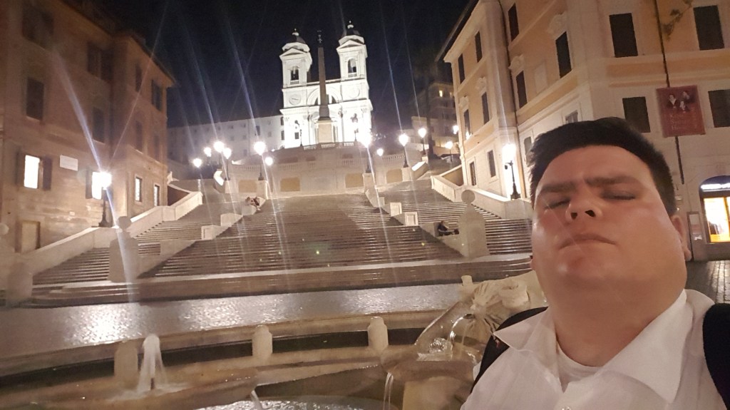 Ik voor de Spaanse Trappen in Rome, midden in de nacht, bijna uitgestorven. Prachtig, eeuwenoude trappen, geweldig verlicht, met slechts enkele zielen.