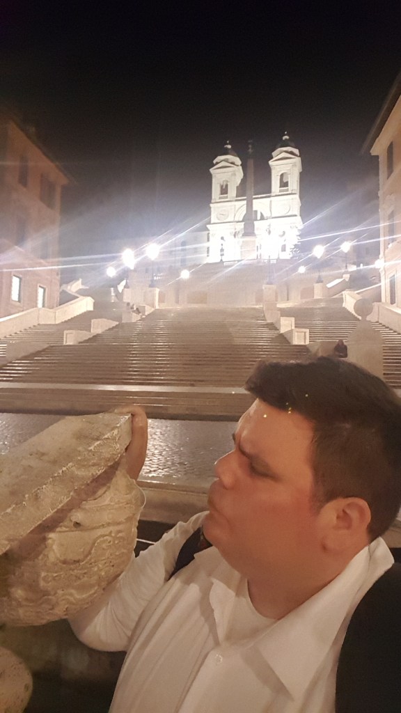 Ik voor de Spaanse Trappen in Rome, midden in de nacht, bijna uitgestorven. Prachtig, eeuwenoude trappen, geweldig verlicht, met slechts enkele zielen.