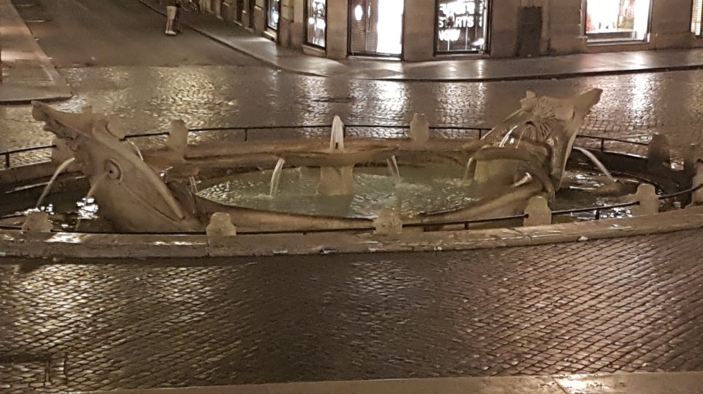 Fontana della Barcaccia, fontein van de lelijke boot, in Rome. Een stenen boot met verschillende waterstromen erin en eruit.