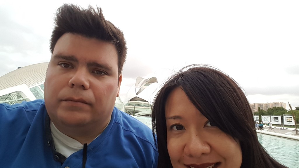 Vi en ik met voor de opera van Valencia. Een futoristisch wit gebouw met organische lijnen.