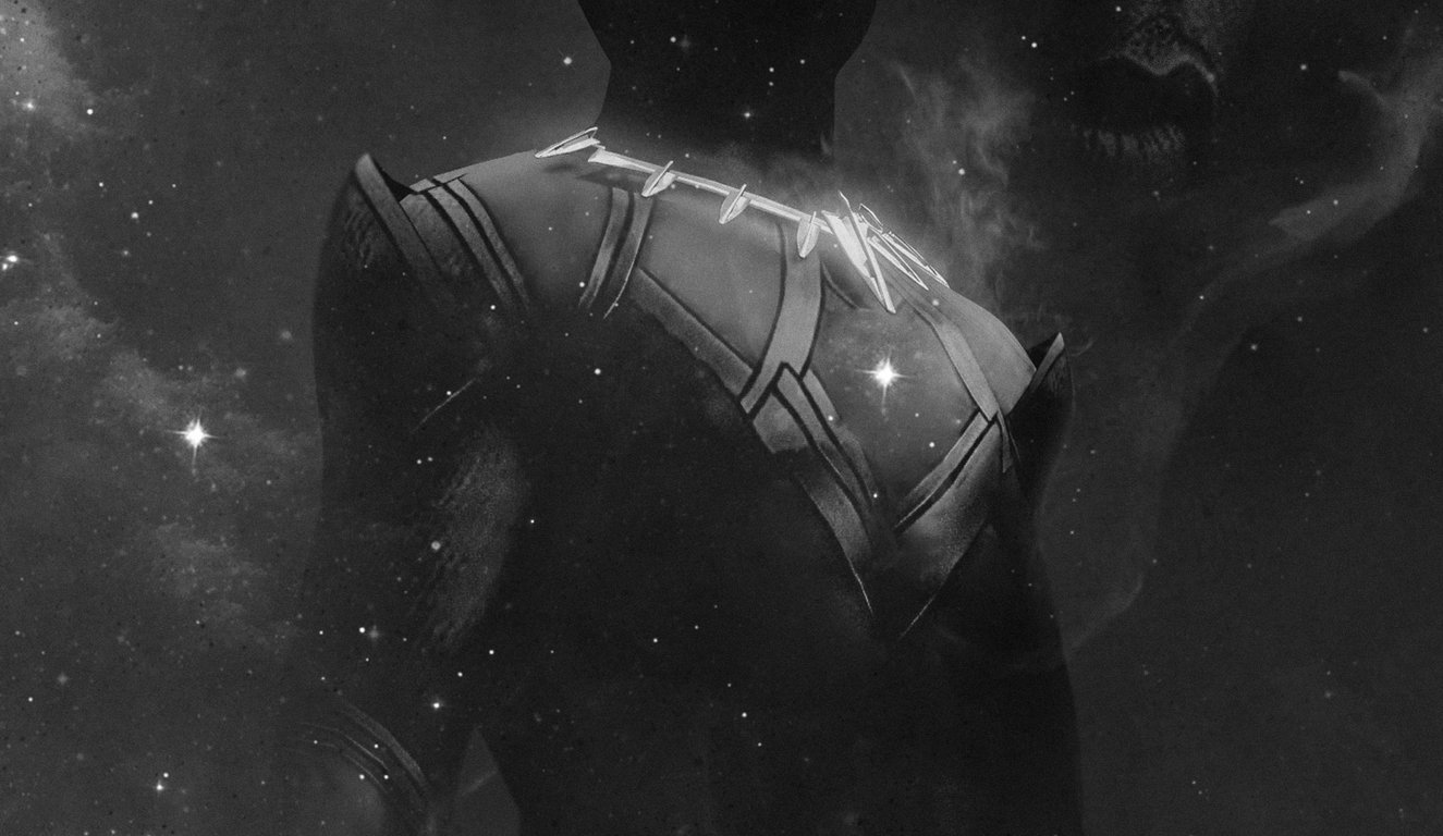 Kunstwerk met Black Panther in vol kostuum op de voorgrond en Chadwick Boseman vervaagd op de achtergrond. Tegen een zwarte sterrenhemel. In zwart/wit.