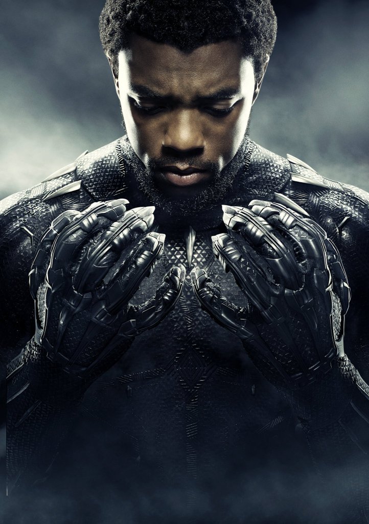 Chadwick Boseman als King T'Challa, Marvel's Black Panther, met hoofd gebogen richting zijn klauwen