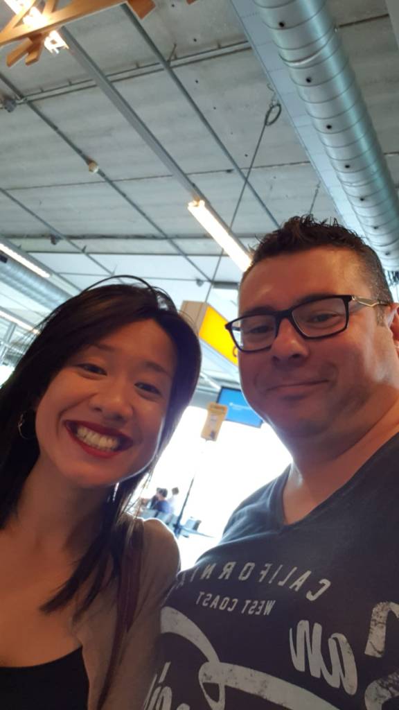 Donny en Vi op het vliegveld, tijdens hun reis naar Italië.