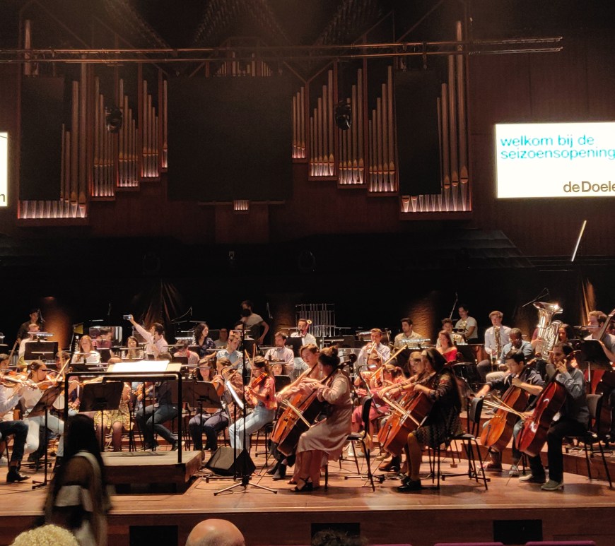 Codarts Symphony Orchestra op het podium. Zo'n 50 muzikanten netjes opgesteld.