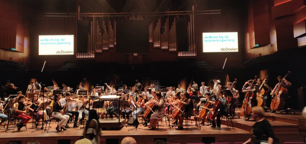 Codarts Symphony Orchestra op het podium. Zo'n 50 muzikanten netjes opgesteld.
