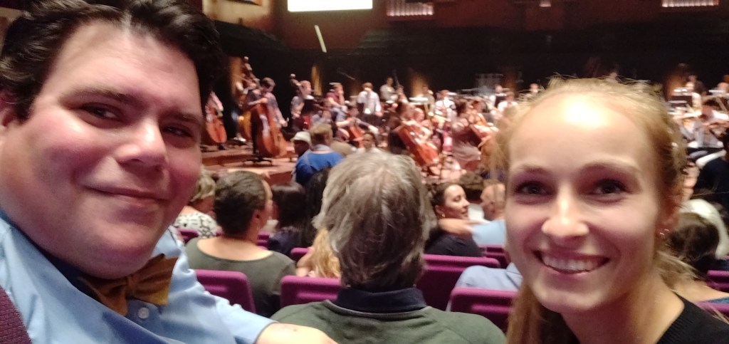 Charlotte en ik met het Codarts Symphony Orchestra op de achtergrond