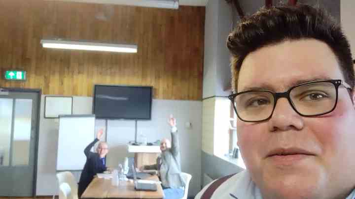 Ik met op de achtergrond Anne en Filip vlak voor we een segment op gaan nemen van de QX Podcast.