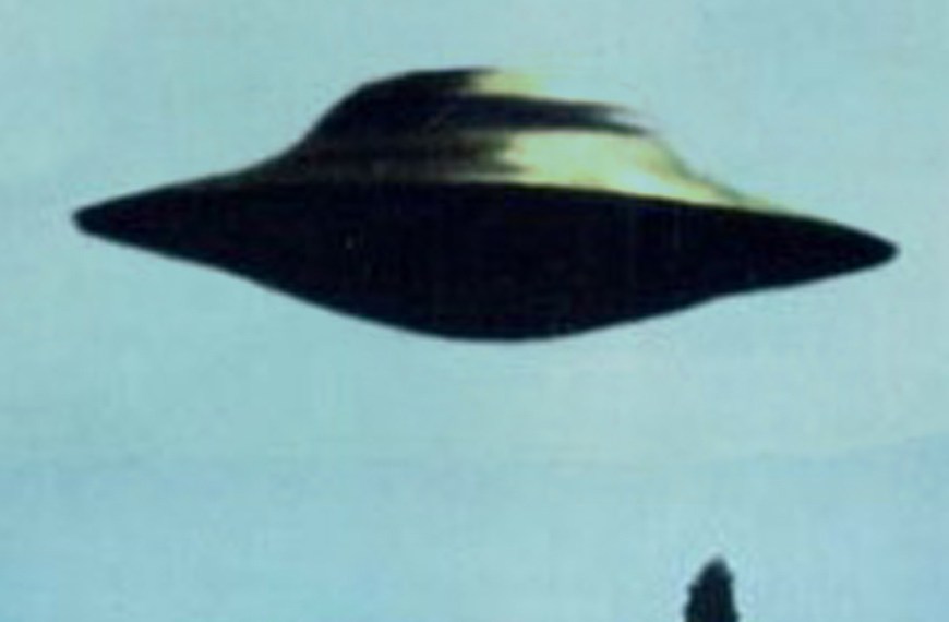 Banner versie van een iconische I Want To Believe poster, gepopulariseerd in de tv-serie X-files. Een bekende UFO foto, een schijf zweven boven bomen en heuvels, met de tekst I want to believe aan de onderkant.