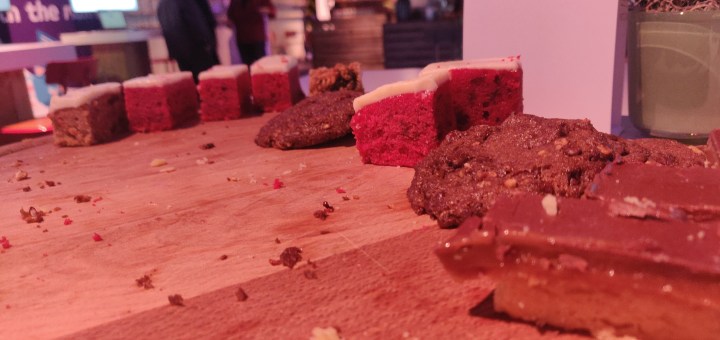 Verschillende cakejes waaronder red velvet.