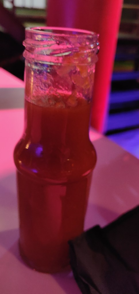 Tomatensoep in een flesje voor het diner.