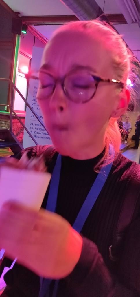 Collega Anne geniet intens van een wrap.