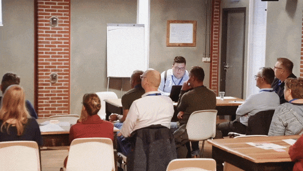 GIF van Usability Lab Live Roleplay uit de QX Day after movie. Charlotte en zijn tijdens het rollenspel te zien, aan de gang met de deelnemers. Tussendoor lachen een aantal deelnemers om wat ze zien tijdens het rollenspel.