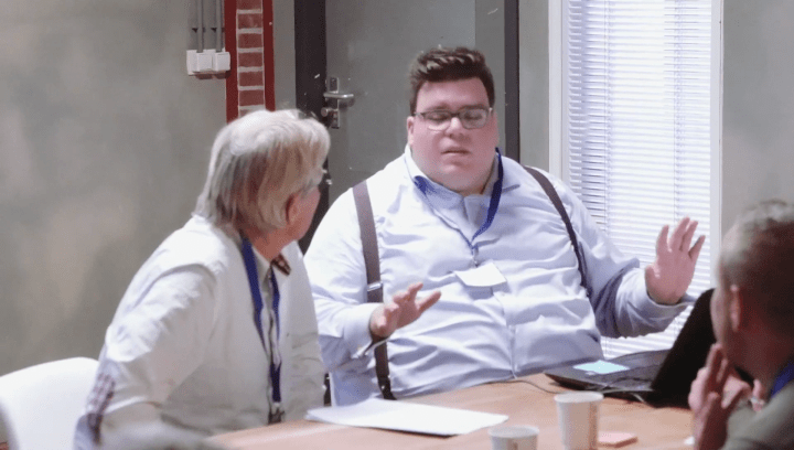 Een hele gefrustreerde respondent, gespeeld door mij, weet niet meer hoe hij verder moet. De ux researcher, gespeeld door een deelnemer van de workshop, poogt het in goede banen te leiden.