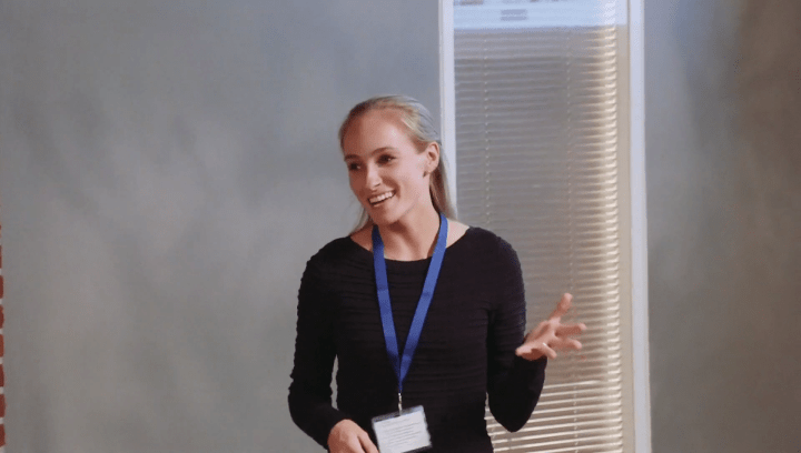 Charlotte ondersteunt de UX researcher enthousiast tijdens de workshop.