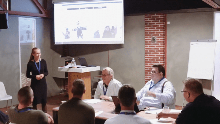 Charlotte, een workshop deelnemer en Randy tijdens de workshop.