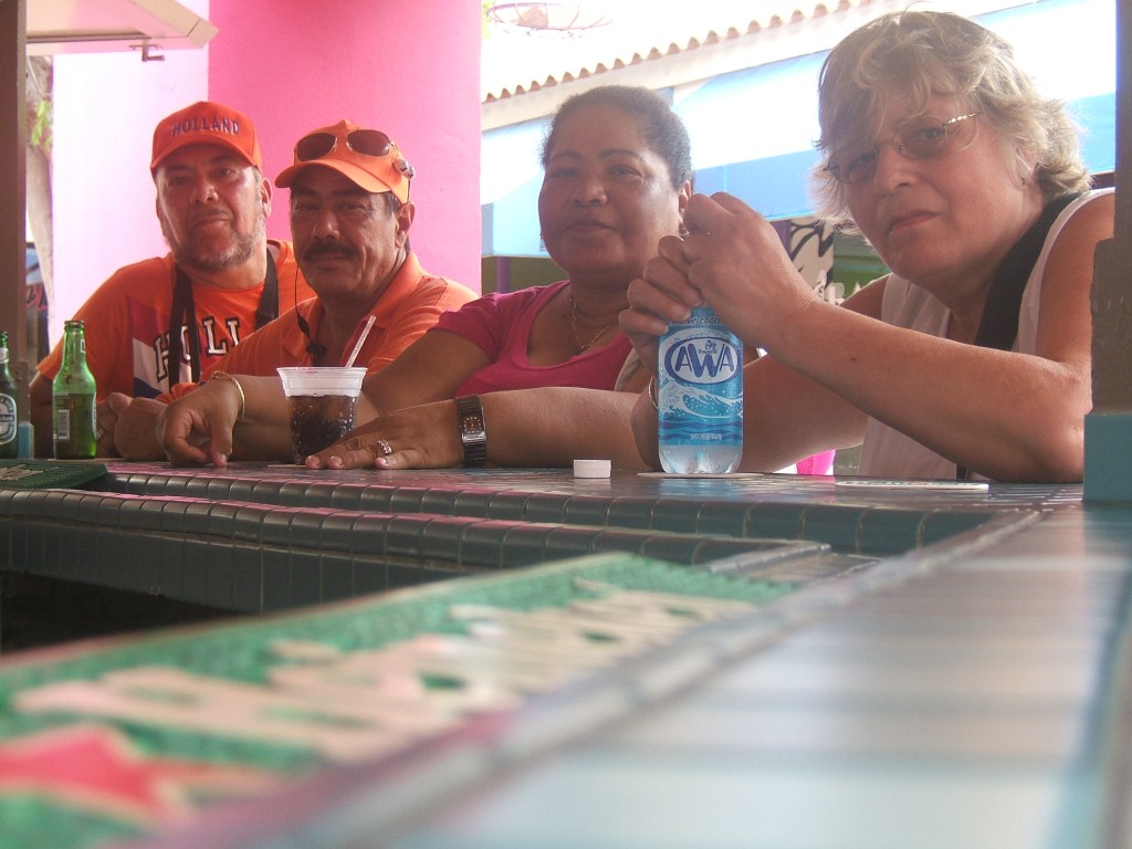 M'n ouders klaar voor een webstrijd van Oranje tijdens het WK van 2010. M'n vader uitgedost in oranje.