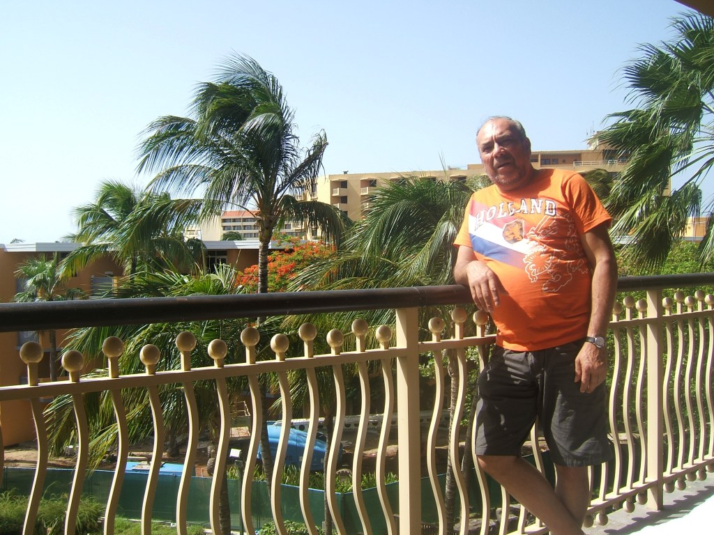 M'n vader klaar voor een wedstrij van Oranje tijdens het WK van 2010, in oranje outfit.