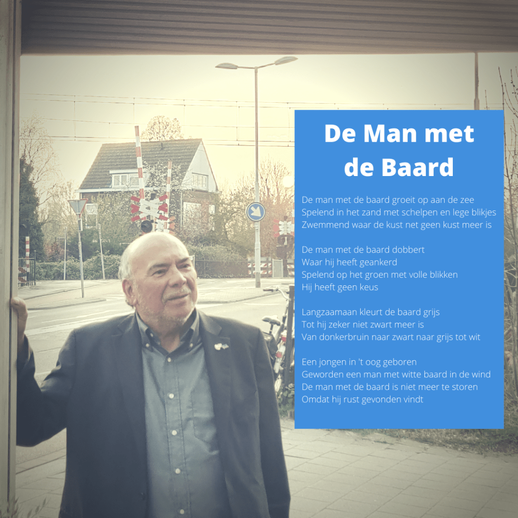 De man met de baard groeit op aan de zee Spelend in het zand met schelpen en lege blikjes Zwemmend waar de kust net geen kust meer is De man met de baard dobbert Waar hij heeft geankerd Spelend op het groen met volle blikken Hij heeft geen keus Langzaamaan kleurt de baard grijs Tot hij zeker niet zwart meer is Van donkerbruin naar zwart naar grijs tot wit Een jongen in 't oog geboren Geworden een man met witte baard in de wind De man met de baard is niet meer te storen Omdat hij rust gevonden vindt - Mijn vader is de Man met de baard, de foto is op zijn 72ste verjaardagsfeestje, op de achterrond gaat de zon onder.