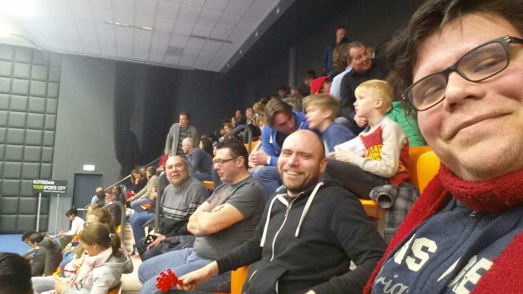 Pa, m'n broers en ik in het topsportcentrum voor een basketbalwedstrijd.