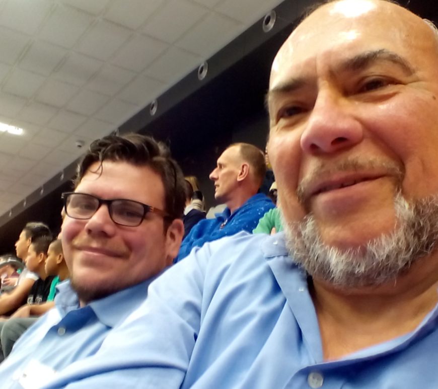 Pa en ik in het topsportcentrum voor een basketbalwedstrijd.