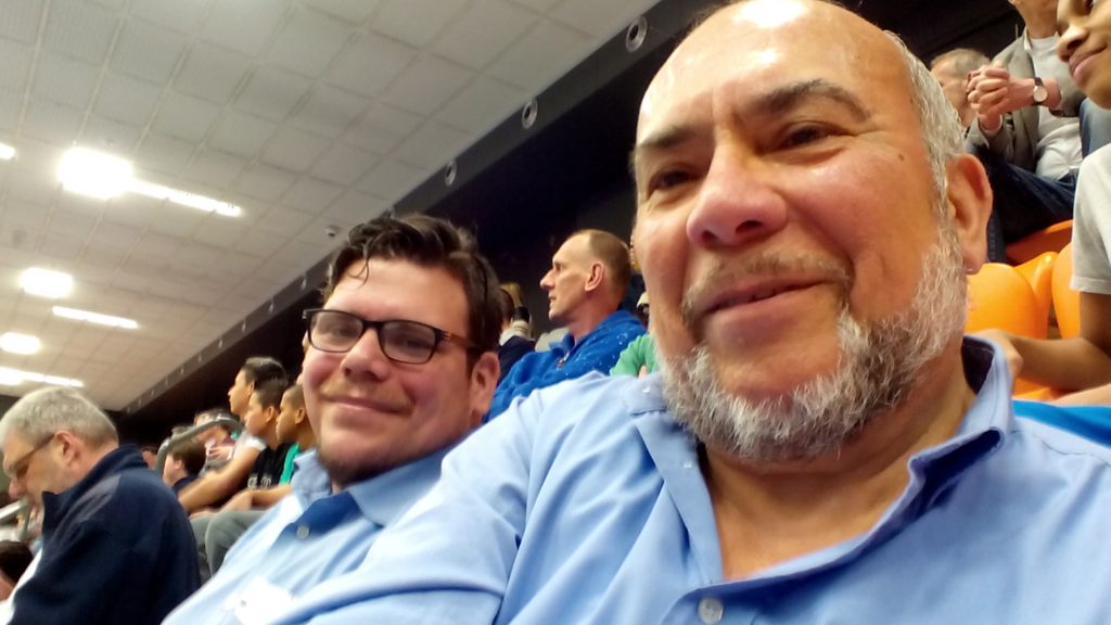Pa en ik in het topsportcentrum voor een basketbalwedstrijd.