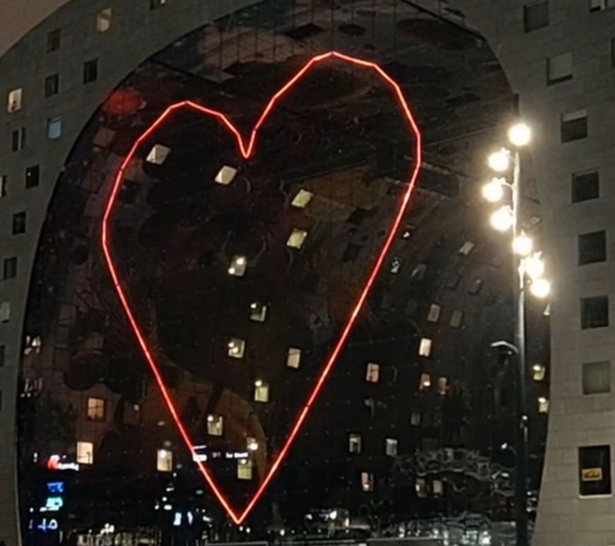 Markthal Rotterdam in februari 2021, op de voorkant is een groot hard rood verlicht.