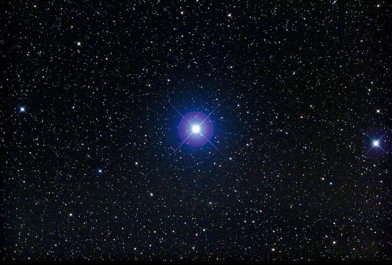 De felle witte ster Cast in het sterrenbeeld tweeling tegen de hemel bezaaid met minder felle sterren.
