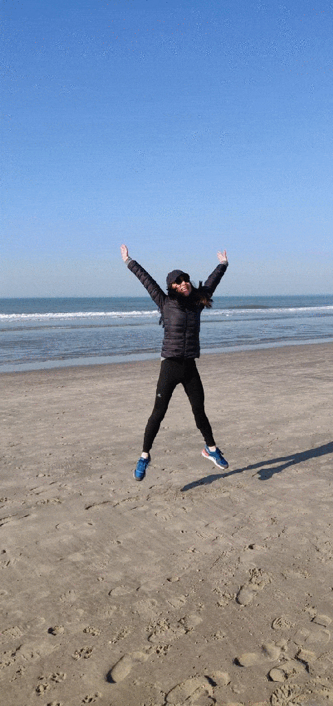 Vi spring op het strand in Hoek van Holland.
