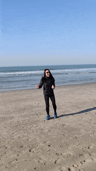 Vi sprint en danst op het strand van Hoek van Holland.