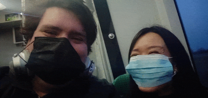 Vi en ik in de metro van Hoek van Holland, met de verplichte maskers op. Op 1 deel van de gif dek ik Vi's gezicht af.