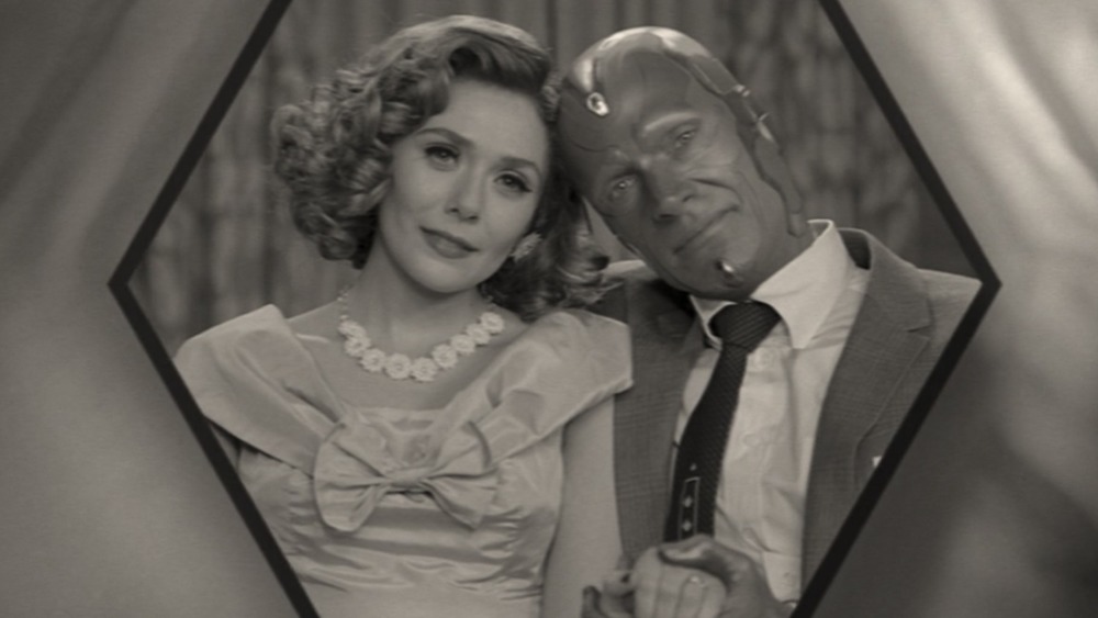 Wanda en Vision In WandaVision episode 1. In zwart wit, met een oud ogend tv-kader om hun heen.