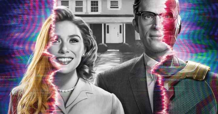 WandaVision Poster Trailer. Wanda & VIsion in z'n menselijke vorm staan in zwart wit, jaren 50 stijl voor een huis. Halverwege Wanda en Vision loopt een elektrische streep en aan de andere kant zien we hun bekendere vorm.