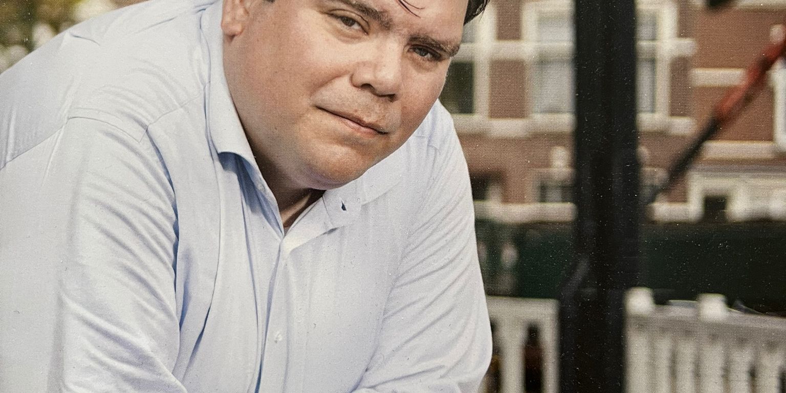 Randy leunt tegen een balustrade van het prieel op het Pijnackerplein