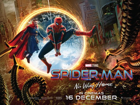 Spider-Man No Way Home Promotie afbeelding. Spider-Man slingert met door een portal met een zwevende Dr. Strange. Van buiten beeld benaderen metalen tentakels Spider-Man.