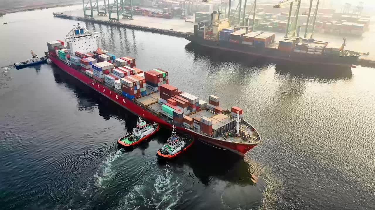 Schip met containers in haven