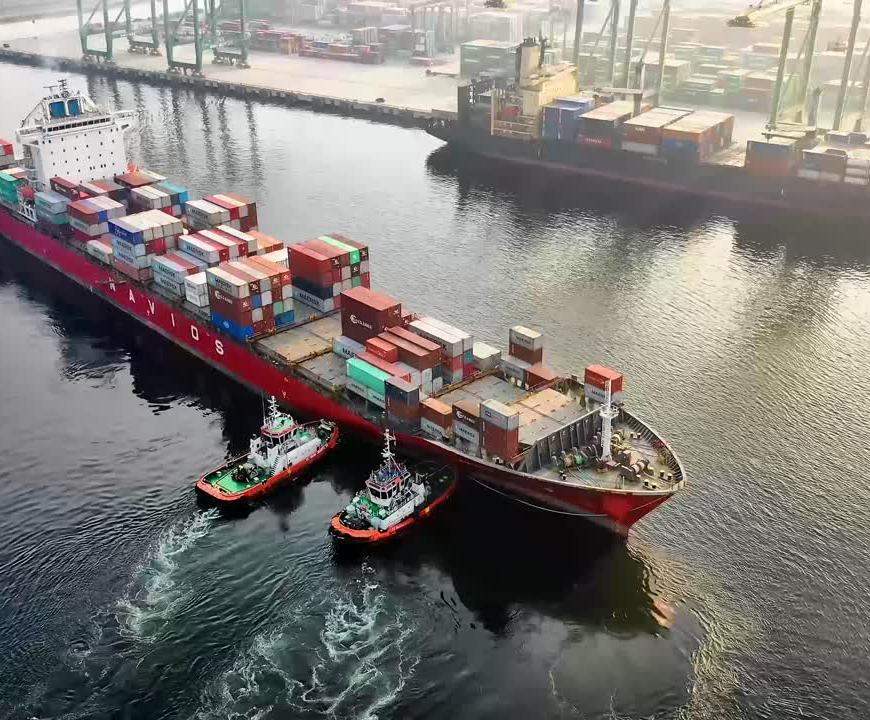 Schip met containers in haven