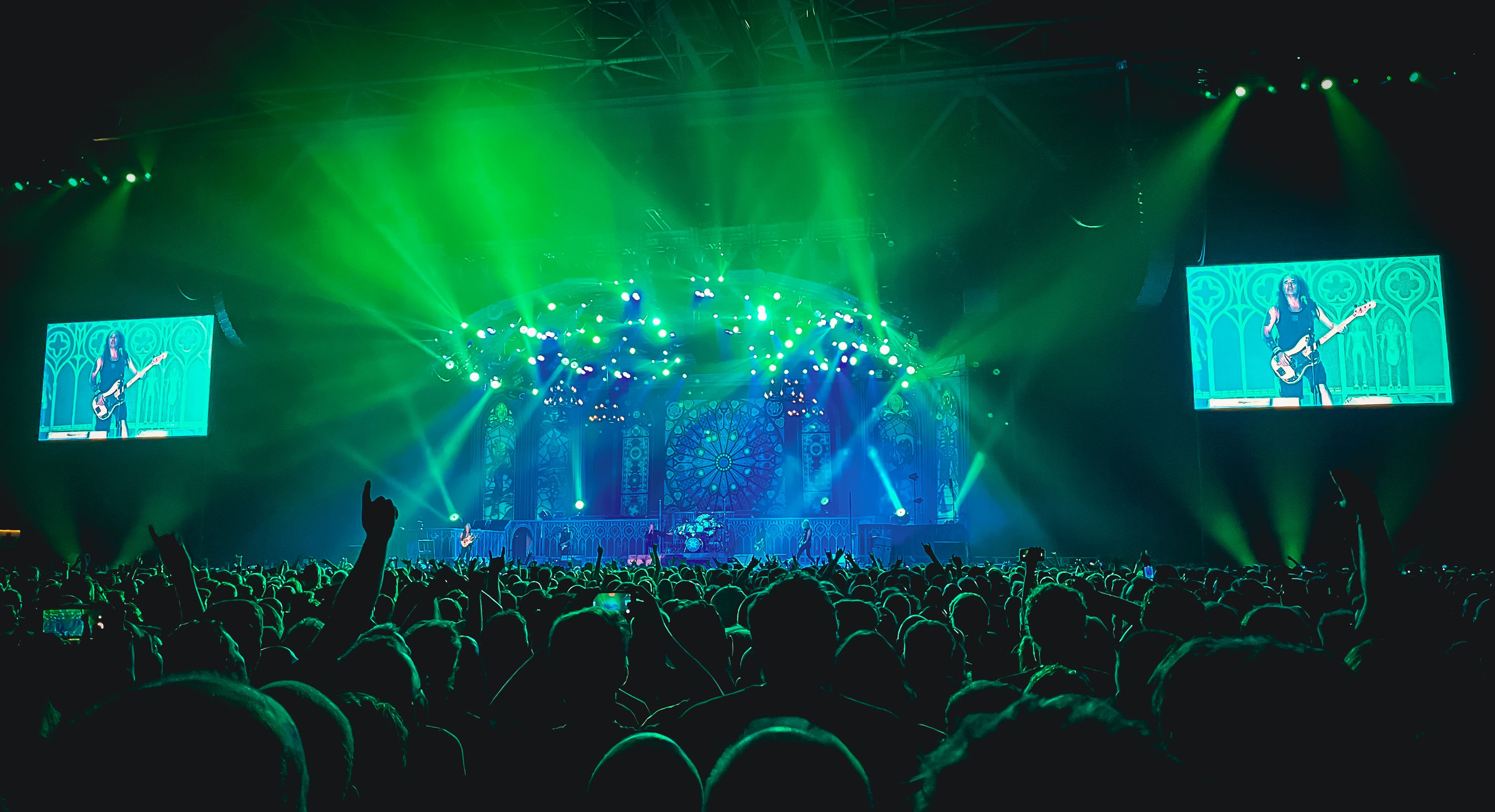 Iron Maiden - Legacy of the Beast 2022 - Gelredome - Band playing in a Dome of Green Light