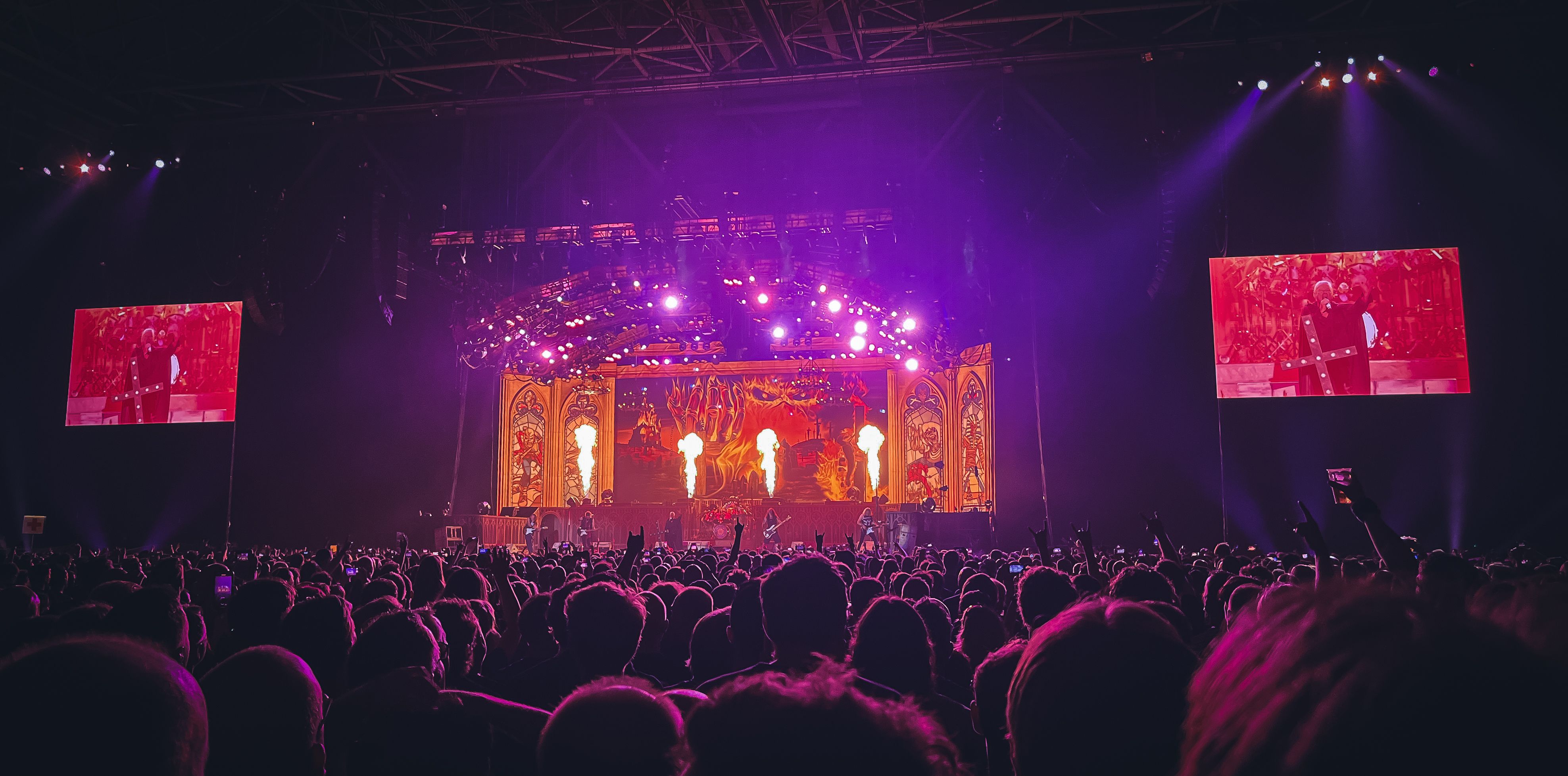 Iron Maiden - Legacy of the Beast 2022 - Gelredome - Flame Throwers above Band