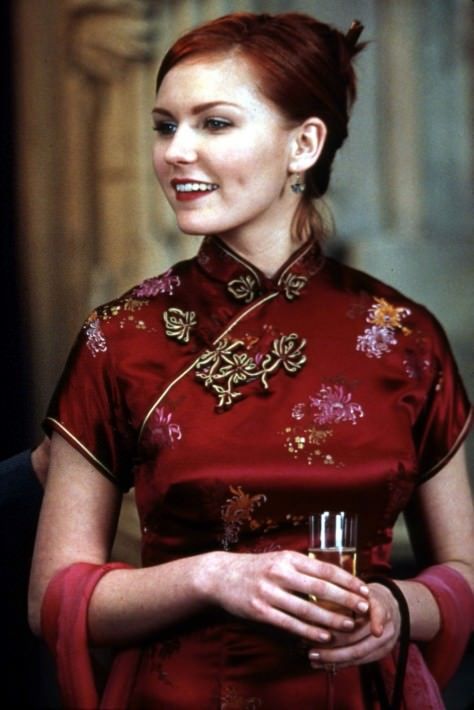 Kirsten Dunst in Spider-Man. Zij draagt een cheongsam, een Chinese jurk, doorgaans stark met een hoge kraag. Deze jurk is rood en heeft versiersels in verschillende kleuren onder andere geel en roze.