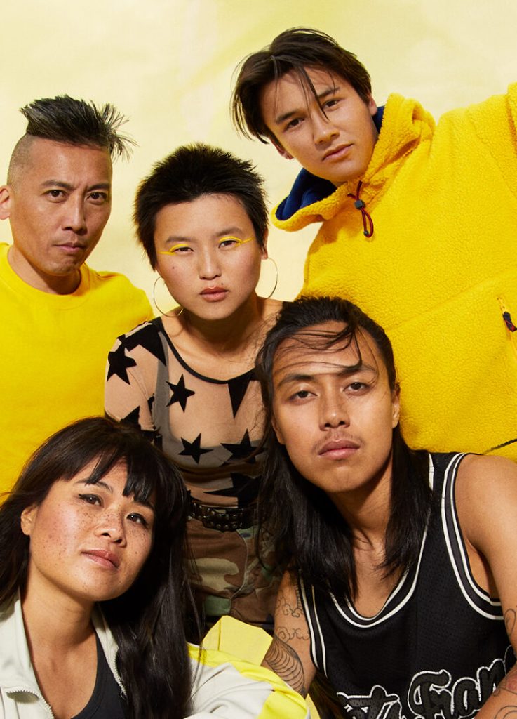 De cast van De Bananengeneratie, gekleed in geel en zwart. Een foto van Marijke de Gruyter en Nicolien de Jong denk ik.