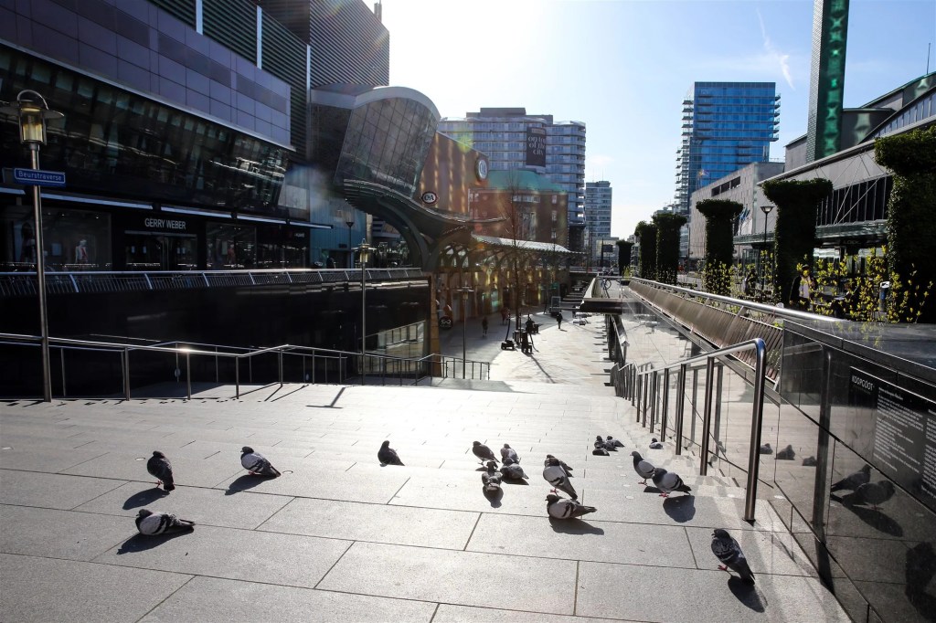 De Koopgoot in Rotterdam tijdens de lockdown - De foto is leeg op wat duiven na, vanaf bovenaf kijk je naar beneden de koopgoot. Aan de rechterkant is het WTC en in de verte de B-tower. Aan de linkerkant de C&A en in de verte het Forum - Foto: ANP