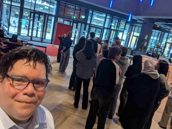 Selfie van Randy in de foyer van Theater Zuidplein met vrijwilligers.