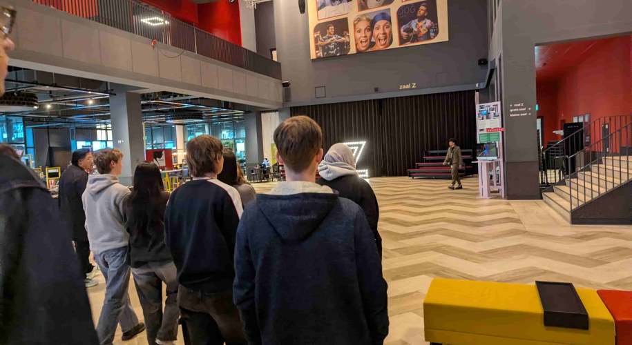 De foyer van Theater Zuidplein met wat vrijwilligers.