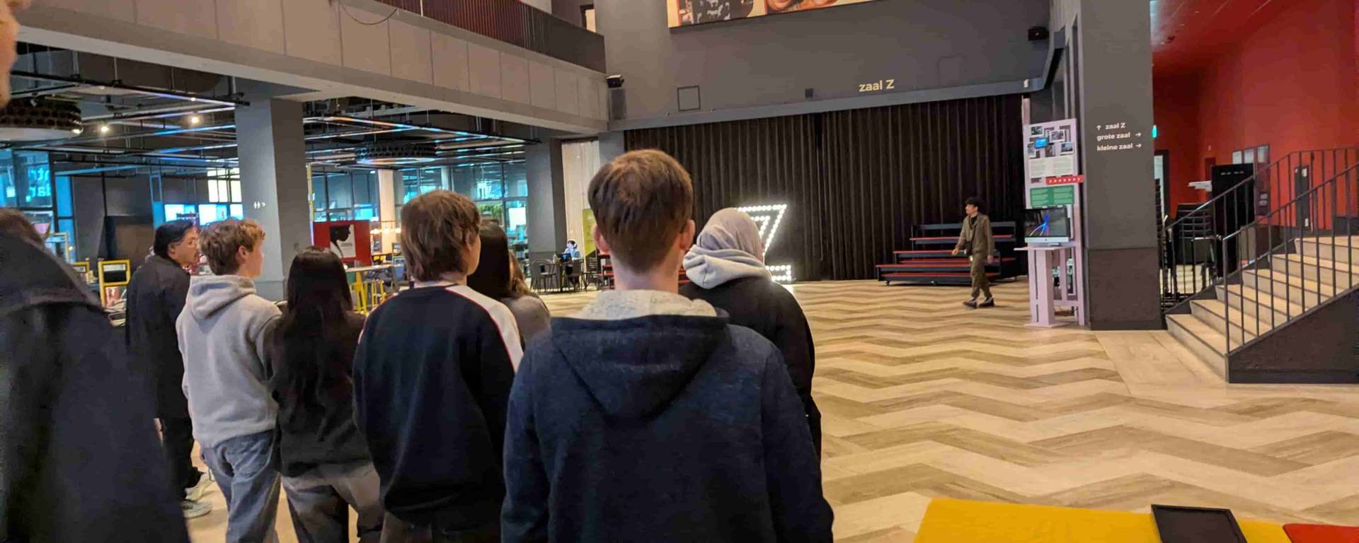 De foyer van Theater Zuidplein met wat vrijwilligers.